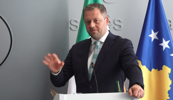Ministri irlandez merr shembull marrëveshjen me Irlandën Veriore: Marrëveshja me Serbinë kërkon kompromise