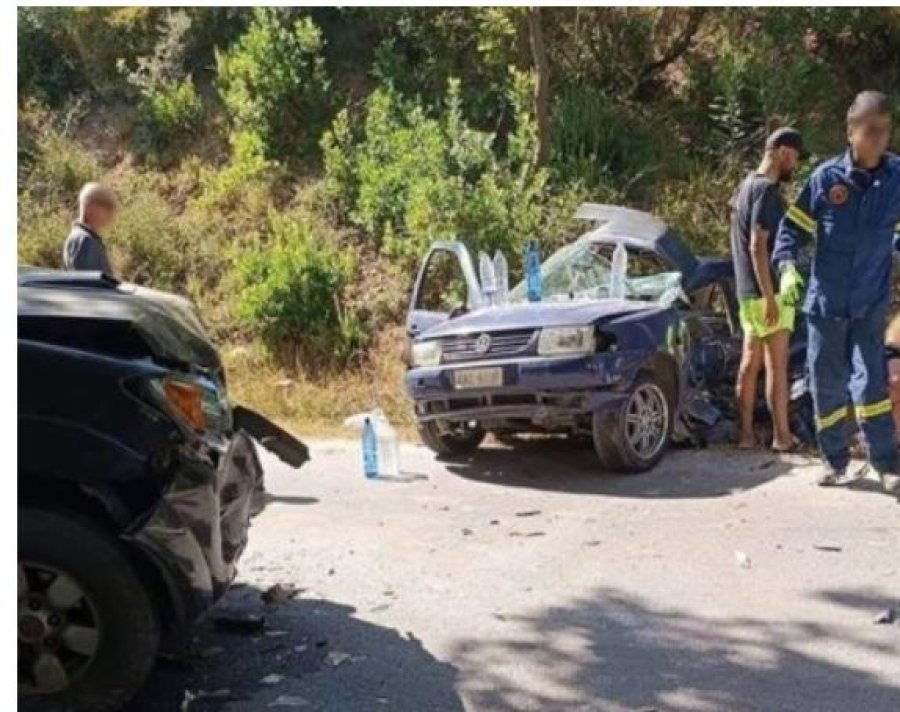 Vdes në aksident 15-vjeçarja shqiptare, po udhëtonte me të dashurin dhe një çift tjetër kur u përplasën me mjetin bujqësor