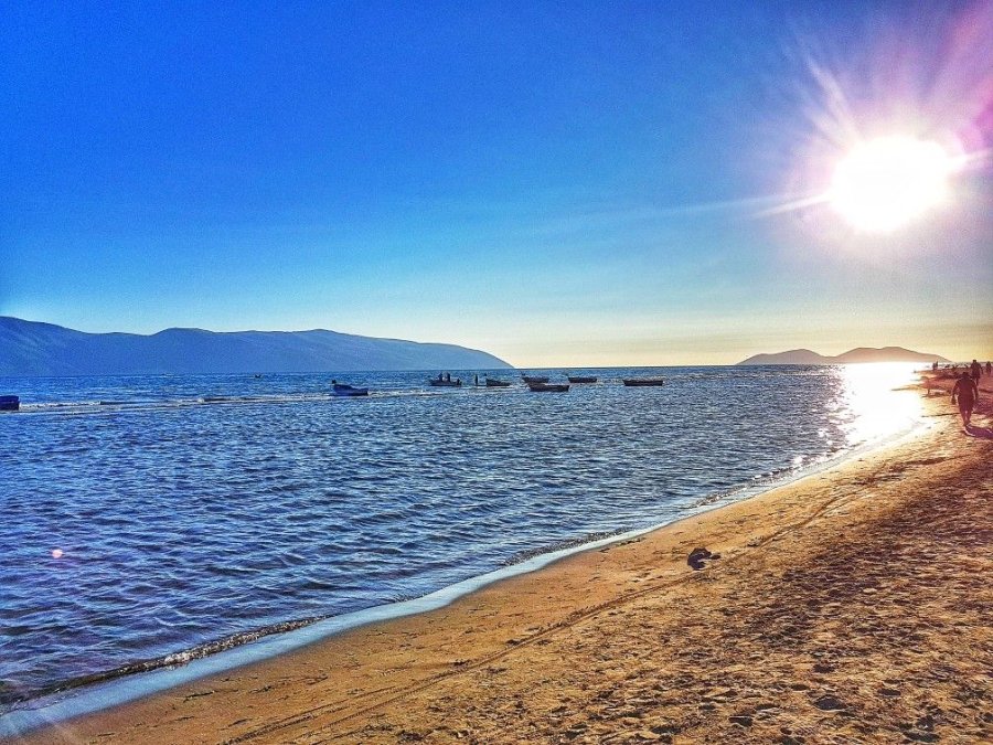 Gjuhen me armë dy vëllëzërit pronarë të një plazhi në Vlorë, ikin pushuesit