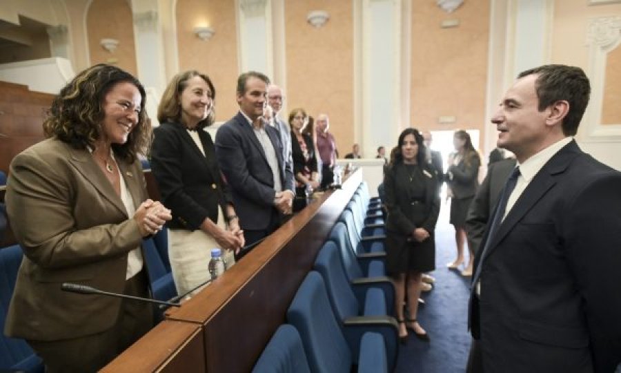 Kurti e pret një delegacion nga Iowa, flasin për mundësinë e investimeve në disa sektorë