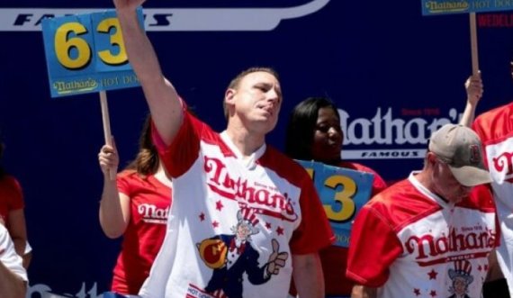Amerikani arrin që për 10 minuta të konsumojë 65 hot dog