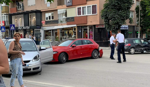 Aksident mes tri veturave në qendër të Prishtinës