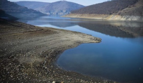 Bie niveli i ujit në Badoc dhe Batllavë, ujësjellësi: Mos e keqpërdorni ujin