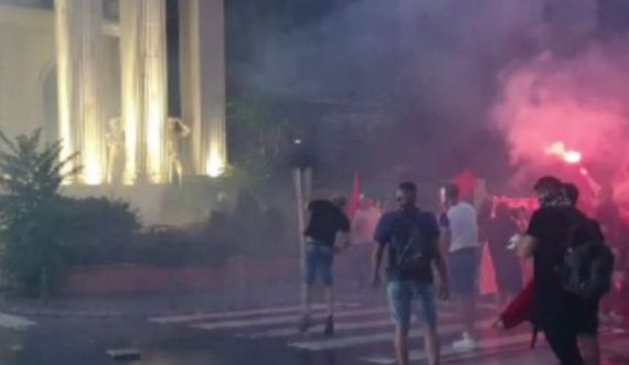 Tubime kundër propozimit francez, protestuesit në Shkup thyejnë xhamat e MPJ-së