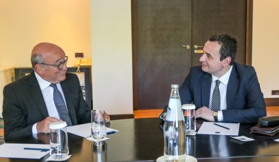 Kurti e takon emisarin britanik, ai ofrohet për të ndihmuar në në dialogun Kosovë – Serbi