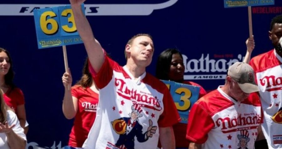 Amerikani arrin që për 10 minuta të konsumojë 65 hot dog