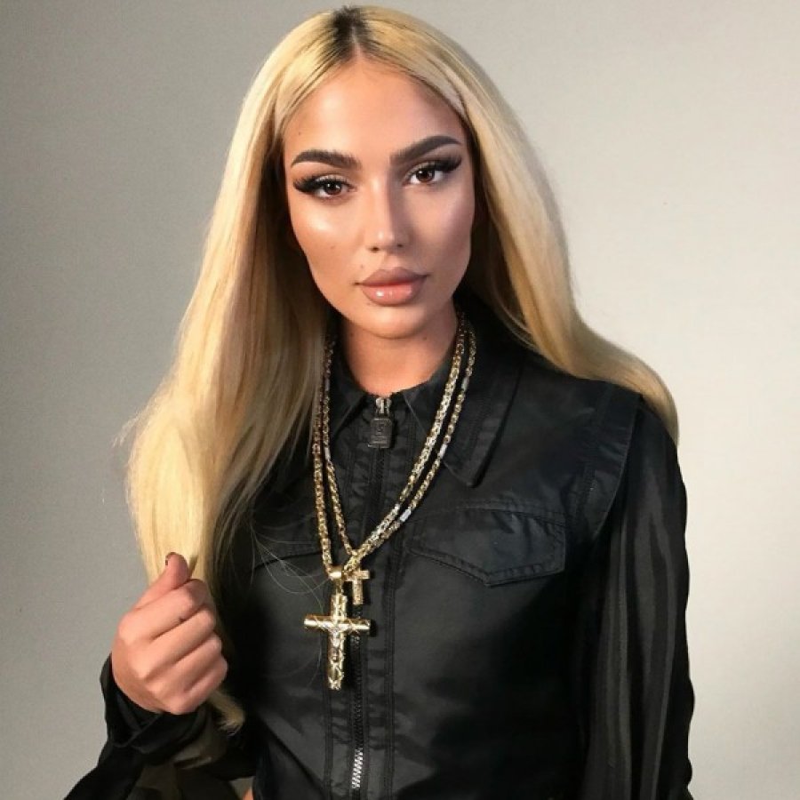 Loredana shfaqet pa grim, po duket si “kukull”