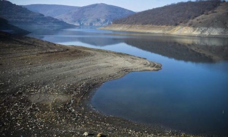 Bie niveli i ujit në Badoc dhe Batllavë, ujësjellësi: Mos e keqpërdorni ujin