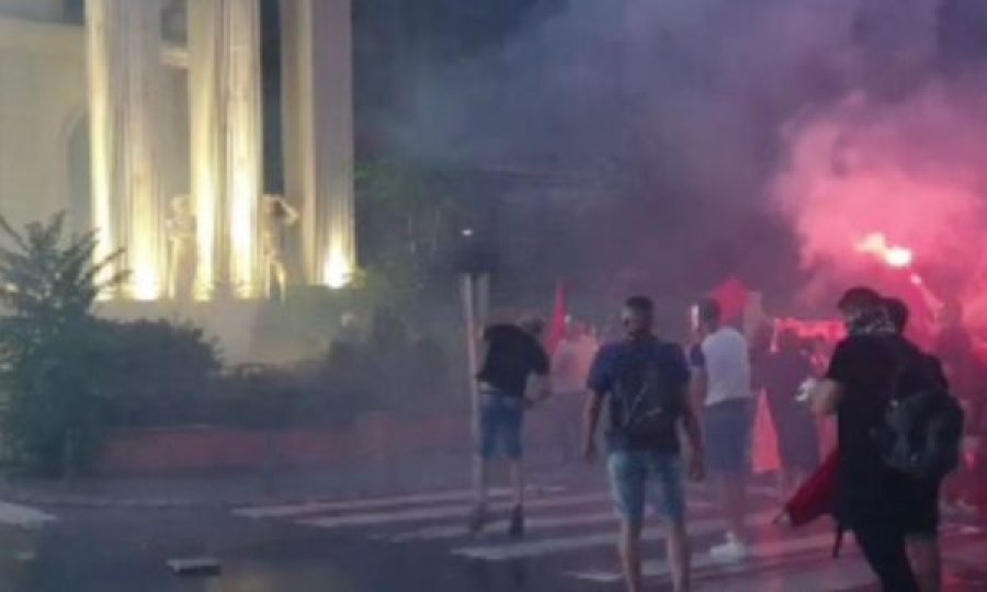 Tubime kundër propozimit francez, protestuesit në Shkup thyejnë xhamat e MPJ-së