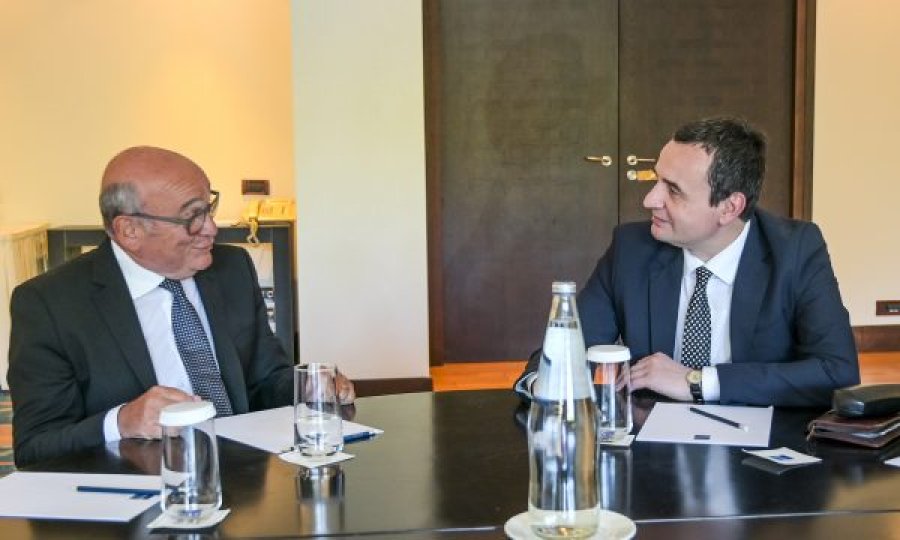 Kurti e takon emisarin britanik, ai ofrohet për të ndihmuar në në dialogun Kosovë – Serbi