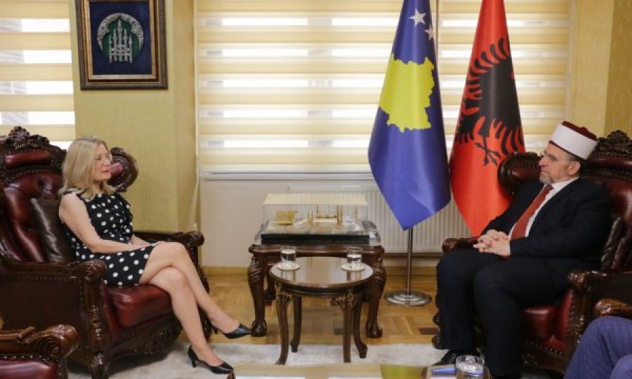 Si i shkurtoi BIK fotografitë e Myftiut me diplomaten greke