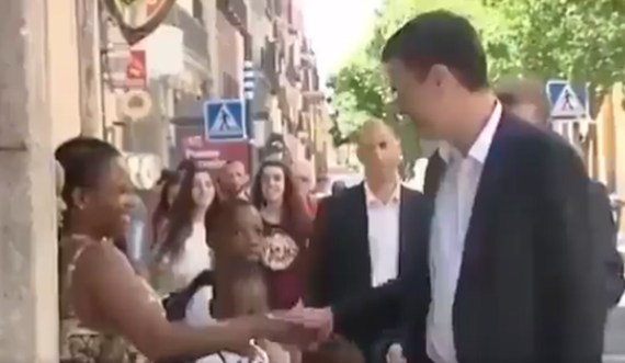 Gjesti që bëri kryeministri spanjoll ndaj një gruaje me ngjyrë irriton publikun e gjerë