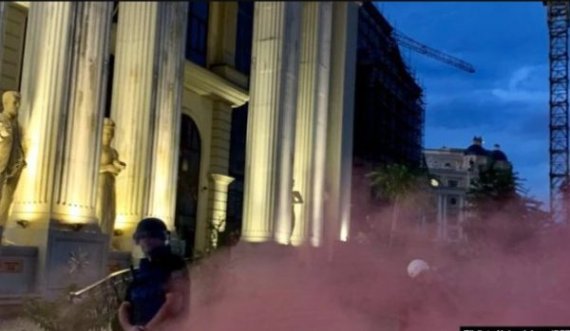 Protesta kundër propozimit francez në Shkup, thyhen xhamat e Ministrisë së Jashtme, plagosen 4 policë