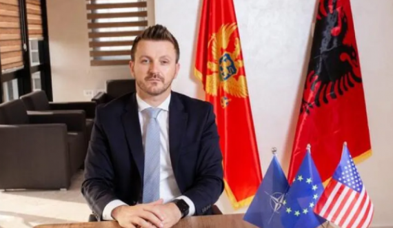 Fotoja me flamurin kuqezi e ministrit Dukaj shkakton trazira në opinionin proserb në Mal të Zi
