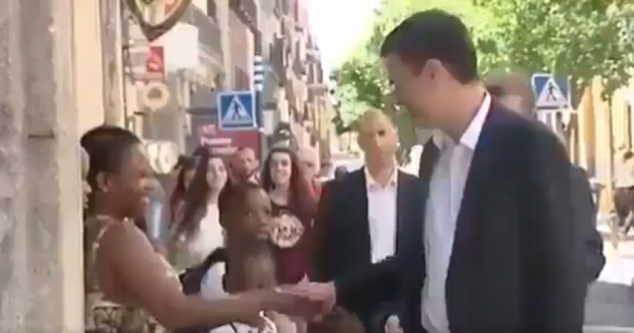 Gjesti që bëri kryeministri spanjoll ndaj një gruaje me ngjyrë irriton publikun e gjerë