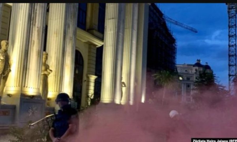 Protesta kundër propozimit francez në Shkup, thyhen xhamat e Ministrisë së Jashtme, plagosen 4 policë