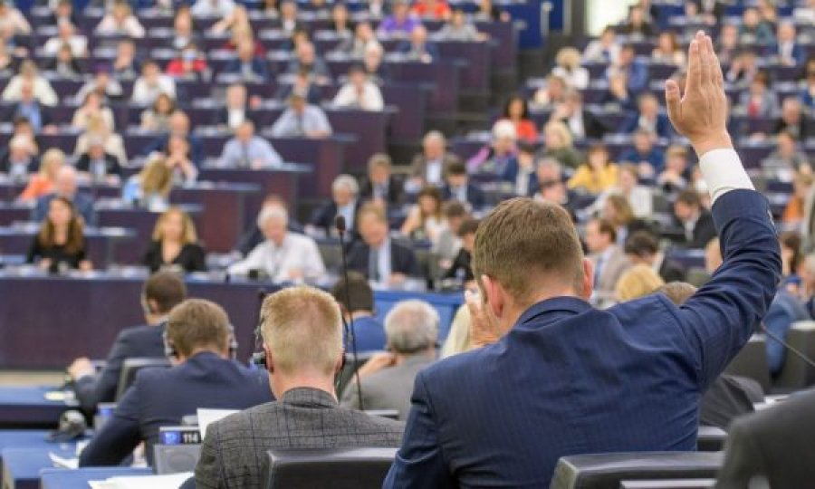 Parlamenti Europian voton sot raportet për Kosovën e Serbinë, a do të përfshihet njohja reciproke?