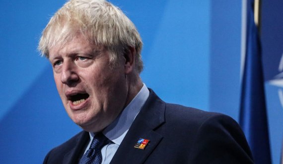Boris Johnson dorëhiqet nga kreu i partisë, synon të rrijë edhe pak në Zyrën e Kryeministrit