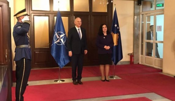 Zëvendëssekretari i NATO-s mbërrin në Kosovë, pritet nga presidentja Osmani