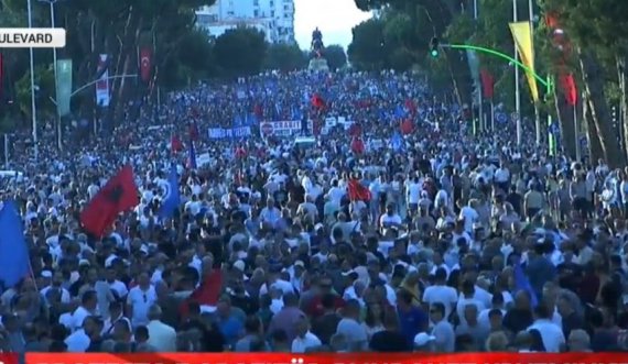 Mediat ndërkombëtare jehonë protestës madhështore në Tiranë