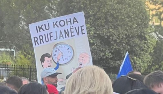 'Iku koha e rrufjanëve'/ Pankarta ndryshe në protestë që ironizon Bashën e Ramën