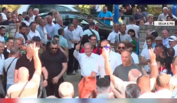 Protesta/ Sali Berisha mbërrin në selinë e PD