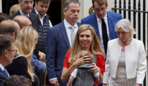 Me djalin në krah, gruaja e Boris Johnson ndoqi fjalimin e dorëheqjes