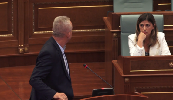 “Asnjëherë pishman si bijmë”, “besoj që është turp”, përplasja Haxhiu-Qalaj në Kuvend