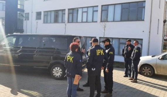 Suspendohen dy zyrtarë policorë kufitar, dyshohen për keqpërdorim të pozitës dhe marrje ryshfeti