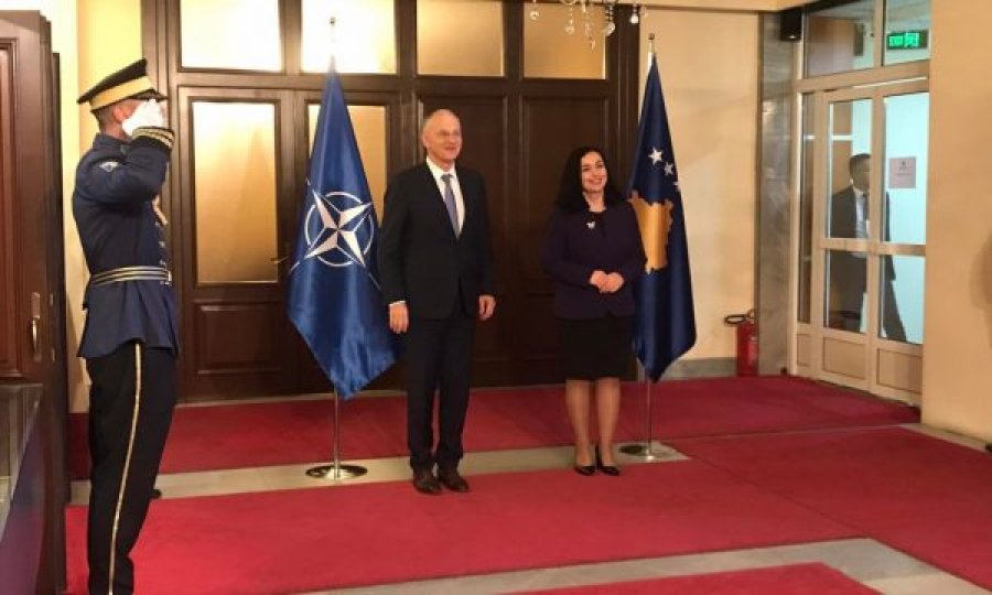 Zëvendëssekretari i NATO-s mbërrin në Kosovë, pritet nga presidentja Osmani