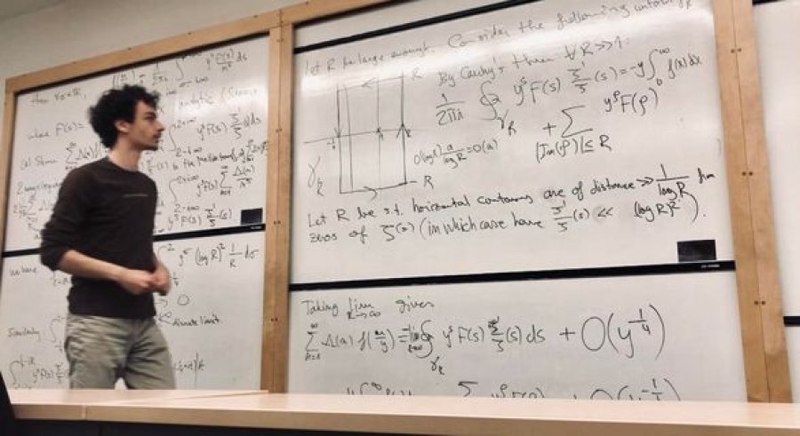 Studenti kosovar përfundon studimet e magjistraturës me notën më të lartë në Universitetin e Oxfordit