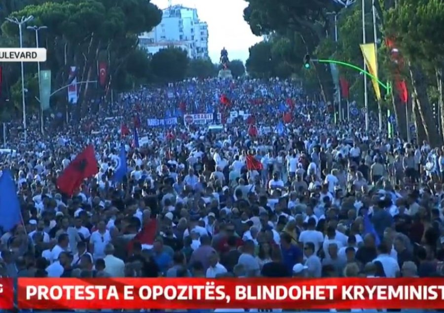 Mediat ndërkombëtare jehonë protestës madhështore në Tiranë
