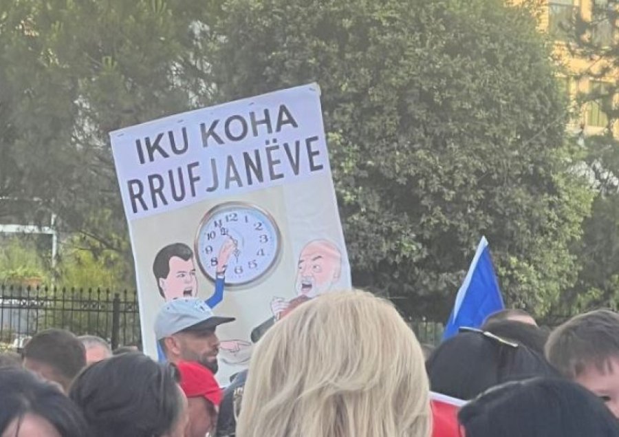 'Iku koha e rrufjanëve'/ Pankarta ndryshe në protestë që ironizon Bashën e Ramën