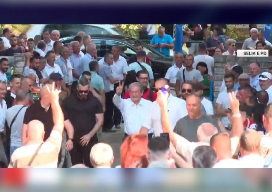 Protesta/ Sali Berisha mbërrin në selinë e PD