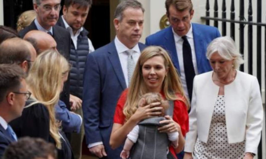 Me djalin në krah, gruaja e Boris Johnson ndoqi fjalimin e dorëheqjes