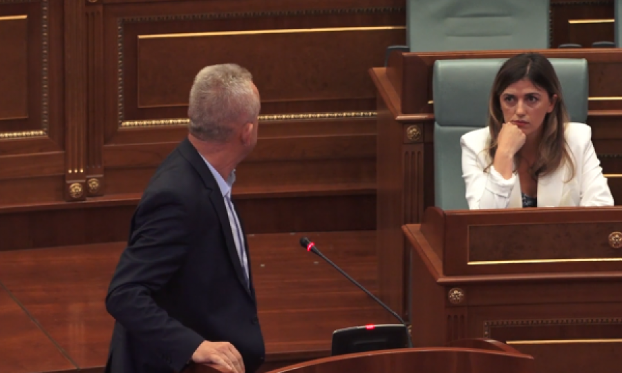 “Asnjëherë pishman si bijmë”, “besoj që është turp”, përplasja Haxhiu-Qalaj në Kuvend