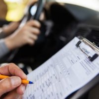 Gjobitet instruktorja e shoferëve pasi e përdorte telefonin gjatë vozitjes
