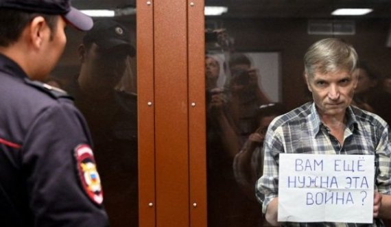 Kritikoi luftën në Ukrainë, dënohet me 7 vite burg politikani 