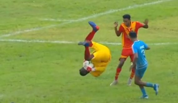 Portieri e godet kundërshtarin në stilin “kung fu”