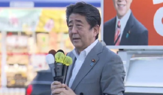 Qëllohet me armë ish-kryeministri japonez derisa po mbante fjalim