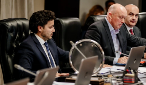 Qeveria e Malit të Zi miratoi Marrëveshjen Themelore me kishën serbe, Abazoviq humb mbështetjen e shumicës