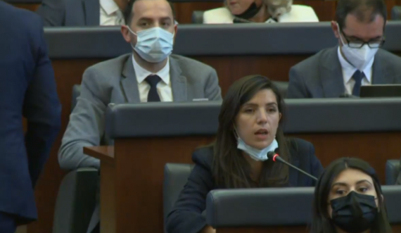 “Po, jam dekoncentruar”, deputetja e VV-së reagon pasi iu bë virale videoja ku bllokoi gjatë fjalimit