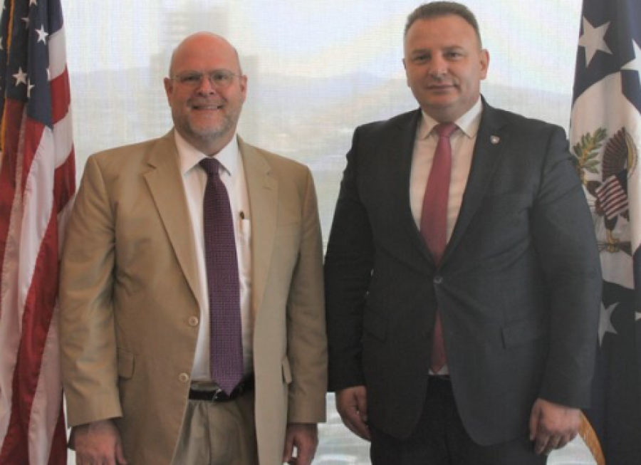 Ambasadori amerikan dhe Zemaj flasin për forcimin e marrëdhënieve Kosovë-SHBA