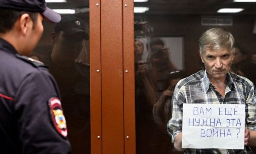 Kritikoi luftën në Ukrainë, dënohet me 7 vite burg politikani 