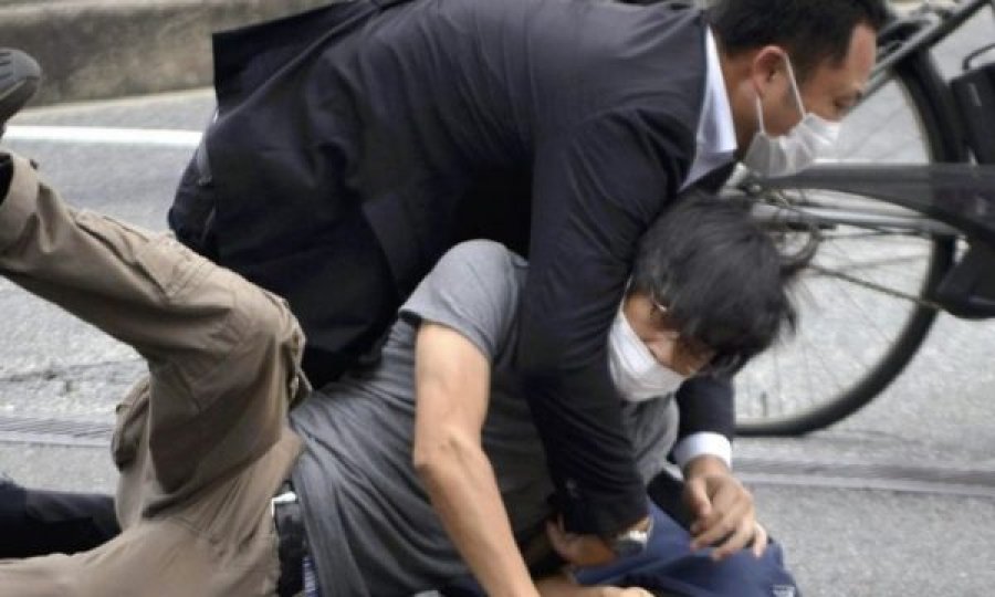 Momenti kur më shumë se pesë truproje i hidhen përmbi sulmuesit të Shinzo Abe