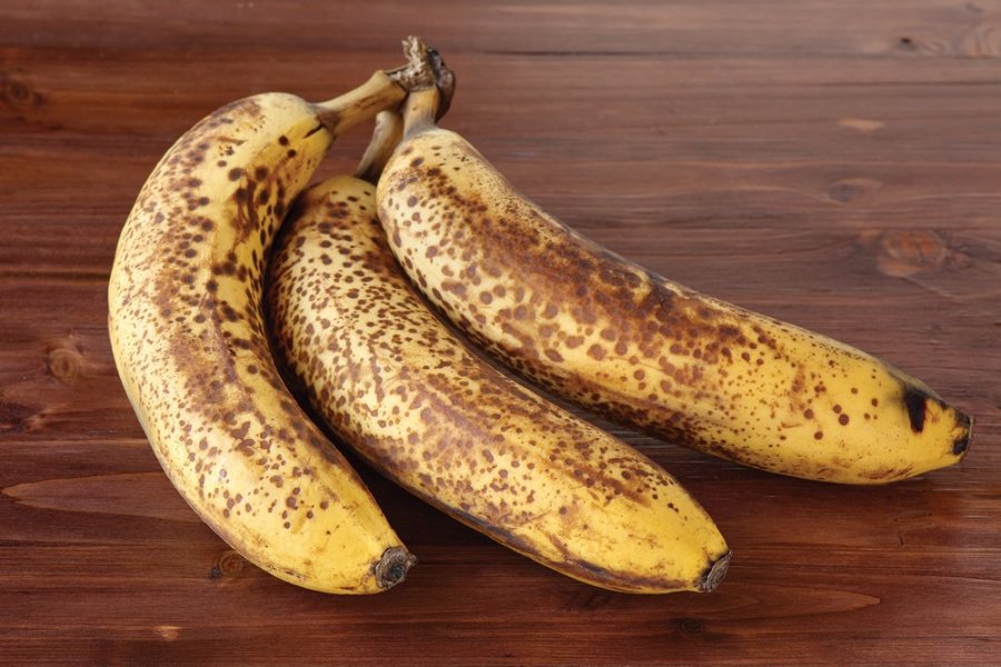 Çfarë ndodh me trupin kur konsumojmë banane të pjekura me pika të zeza