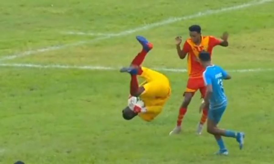 Portieri e godet kundërshtarin në stilin “kung fu”