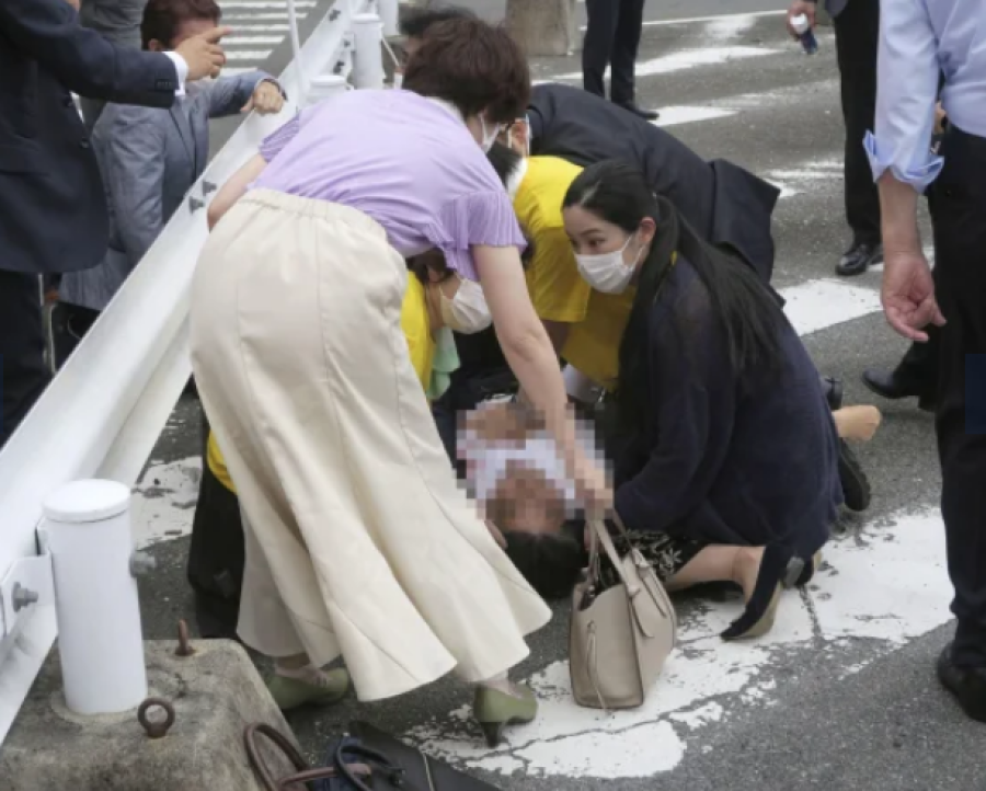 Pamjet drithëruese tregojnë vrasësin e Shinzo Abe duke e ndjekur nga prapa me armën artizanale të përdorur