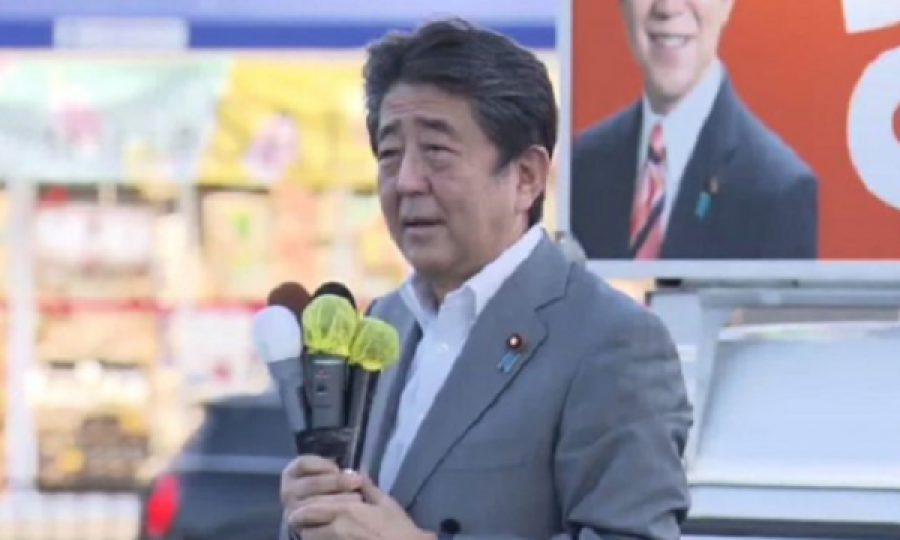 Qëllohet me armë ish-kryeministri japonez derisa po mbante fjalim