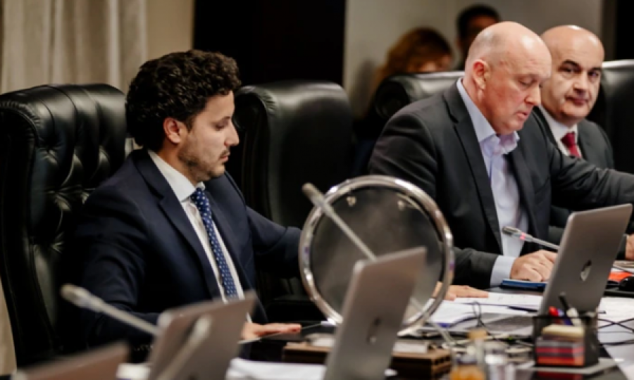 Qeveria e Malit të Zi miratoi Marrëveshjen Themelore me kishën serbe, Abazoviq humb mbështetjen e shumicës